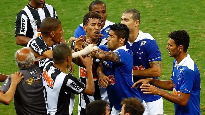 15-Rivalidades-Mais-Intensas-do-Futebol-Brasileiro-que-Dividem-Familias-2 15 Rivalidades Mais Intensas do Futebol Brasileiro que Dividem Famílias